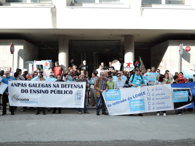Nais, pais e profesorado concéntrase en cidades e vilas galegas para manifestar o seu rexeitamento á  LOMCE e as reválidas